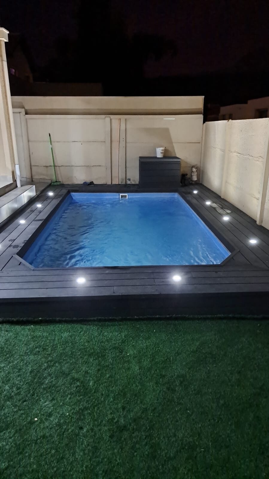 Piscina compacta ALB-KEV instalada de noche con deck de madera, ideal para patios pequeños